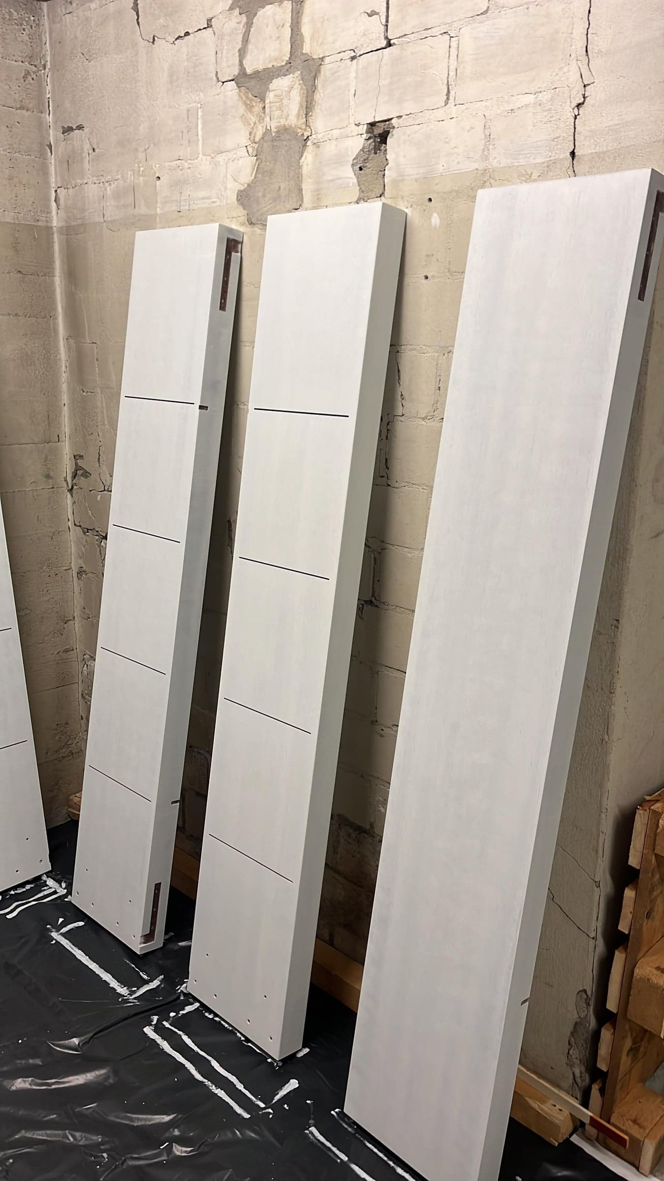 Raumhoher Einbauschrank mit matten weissen Fronten