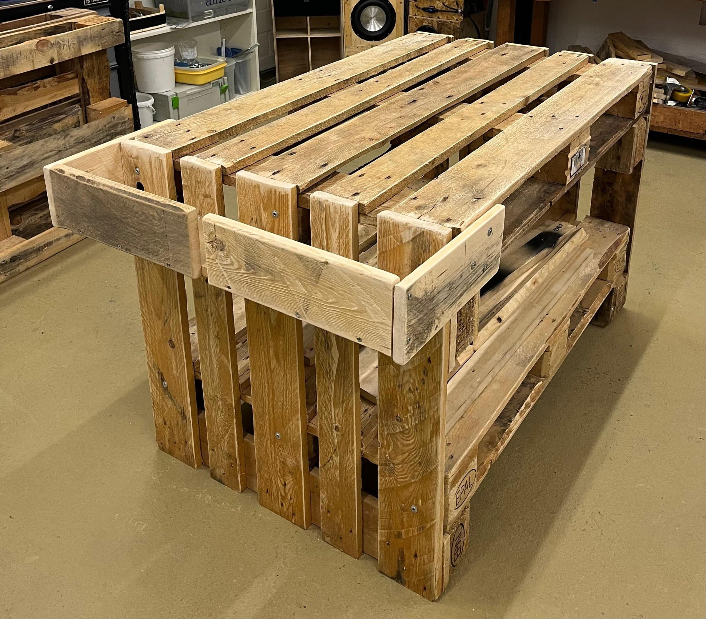 Kücheninsel aus Palettenholz mit zweistöckiger Ablage